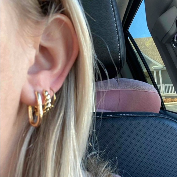 Beautiful Minimalist Hoop Earrings Gold 🤍 - Picture 5 of 6